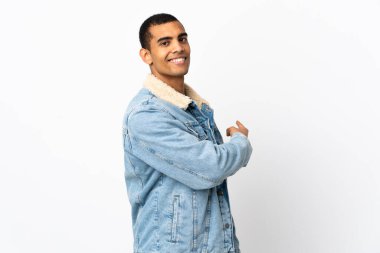 İzole edilmiş beyaz arka planı olan Afro-Amerikalı bir adam