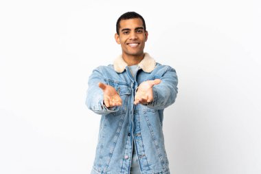 Afro-Amerikalı bir adam, izole edilmiş beyaz arka plan üzerinde bir ilan vermek için avucunun içinde hayali bir fotokopi makinesi tutuyor.