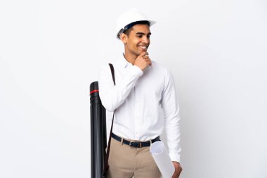 Miğferli ve elinde planlar olan Afrika kökenli Amerikalı bir mimar izole edilmiş beyaz bir arkaplanı inceliyor.