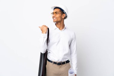 Miğferli Afrikalı Amerikalı mimar ve izole edilmiş beyaz arka plan üzerinde planları var.