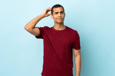 Tecrit edilmiş bir geçmişi olan Afrikalı Amerikalı bir adam.