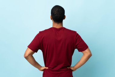 Arka plandaki izole edilmiş Afrikalı Amerikalı adam.