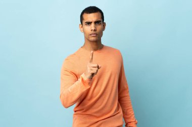 Afrika kökenli Amerikalı bir adam hayal kırıklığına uğramış ve cepheyi işaret ediyor.