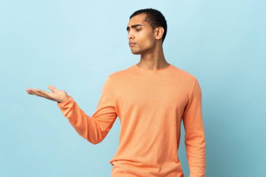 Kopyalama alanını şüpheyle tutan izole edilmiş arka plan üzerinde yaşayan Afrikalı Amerikalı bir adam