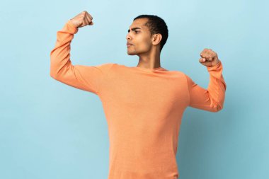 Afrika kökenli Amerikalı erkek güçlü bir jest yapıyor.