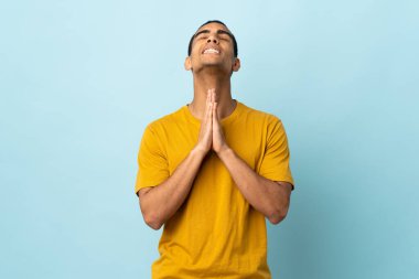 Tecrit edilmiş geçmişi olan Afrikalı Amerikalı bir adam avuç içlerini bir arada tutuyor. İnsan bir şey ister.