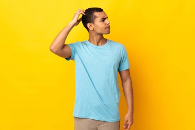 Kafasını kaşıyan Afrikalı Amerikalı bir adamın izole edilmiş bir geçmişi var.