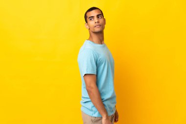 Tecrit edilmiş bir geçmişi olan Afrikalı Amerikalı bir adam. Portre