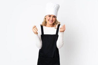 Genç Brezilyalı aşçı kadın, beyaz arka planda izole edilmiş para hareketi yapıyor.