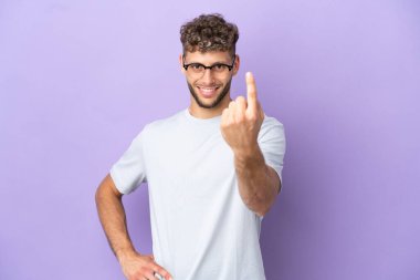 Mor arka planda izole edilmiş beyaz bir adam geliyor.