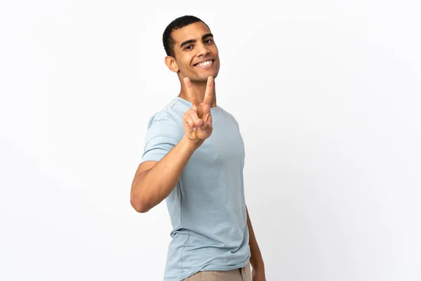 Afroamerikaner Vor Isoliertem Weißen Hintergrund Lächelt Und Zeigt Siegeszeichen — Stockfoto