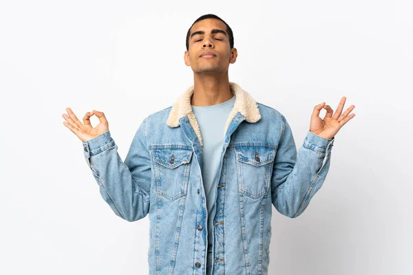 Africano Americano Homem Sobre Isolado Fundo Branco Zen Pose — Fotografia de Stock