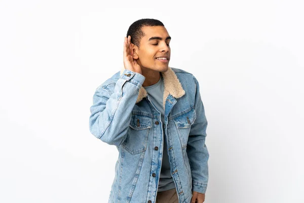 Hombre Afroamericano Sobre Fondo Blanco Aislado Escuchando Algo Poniendo Mano —  Fotos de Stock