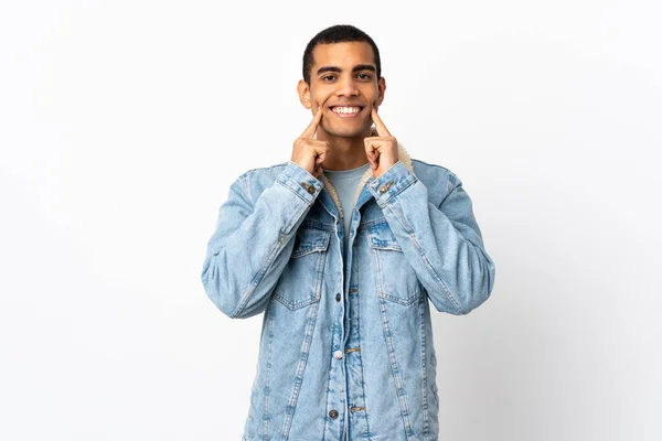 Afroamerikaner Auf Isoliertem Weißem Hintergrund Lächelt Mit Einem Fröhlichen Und — Stockfoto