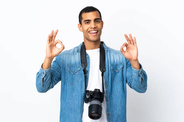 Jovem Fotógrafo Afro Americano Homem Sobre Fundo Branco Isolado Mostrando — Fotografia de Stock