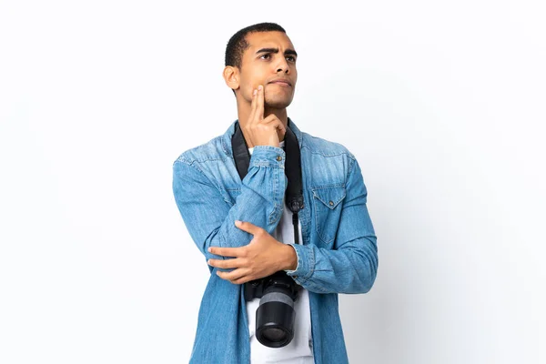 Giovane Fotografo Afroamericano Uomo Sfondo Bianco Isolato Pensando Idea — Foto Stock