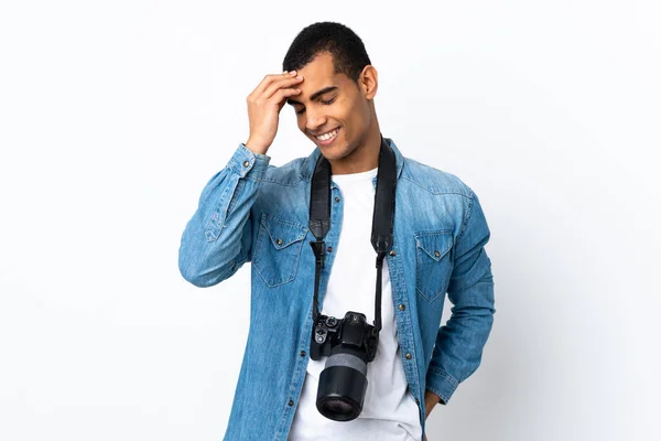 年轻的非洲裔美国摄影师越过孤立的白人背景大笑 — 图库照片