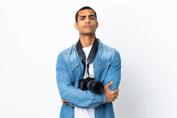 年轻的非洲裔美国摄影师越过孤立的白色背景 双臂交叉 — 图库照片