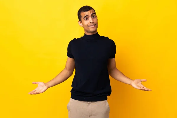 Africano Americano Homem Sobre Isolado Fundo Feliz Sorrindo — Fotografia de Stock