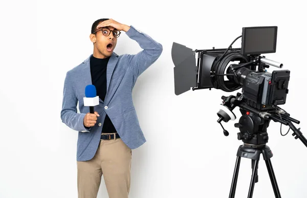Reporter Afroamerykanin Trzyma Mikrofon Relacjonuje Wiadomości Białym Tle Robiąc Zaskakujący — Zdjęcie stockowe