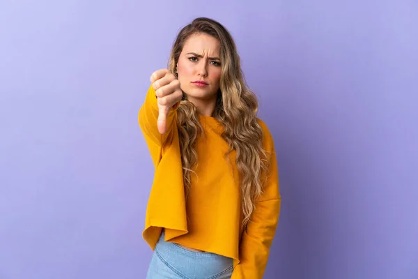 Молодая Бразильская Женщина Изолированная Фиолетовом Фоне Показывает Большой Палец Вниз — стоковое фото