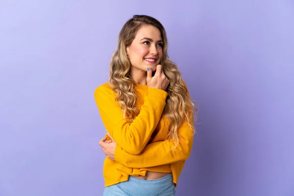 Jovem Brasileira Isolada Fundo Roxo Olhando Para Lado Sorrindo — Fotografia de Stock