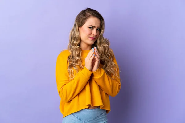 Jovem Brasileira Isolada Fundo Roxo Planejando Algo — Fotografia de Stock