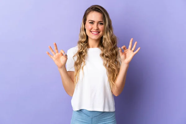 Молодая Бразилька Изолирована Фиолетовом Фоне Показывая Знак Двумя Руками — стоковое фото