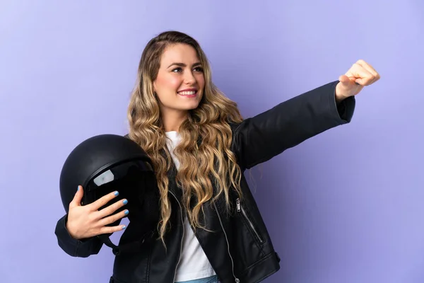 Молодая Бразилька Держащая Мотоциклетный Шлем Изолированная Фиолетовом Фоне Подает Большой — стоковое фото