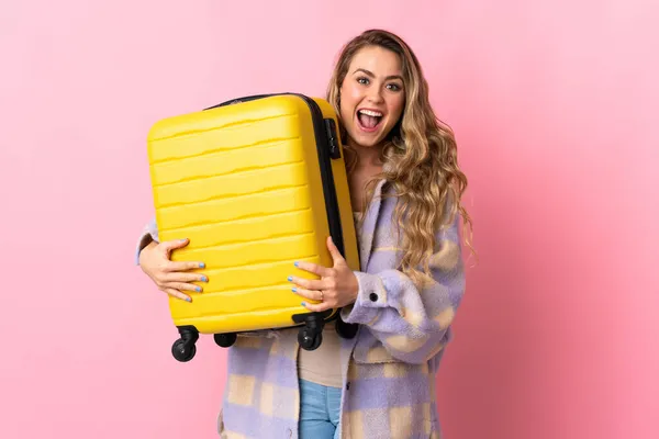 Young Brazilian Woman Isolated Pink Background Vacation Travel Suitcase Surprised — Stock Photo, Image