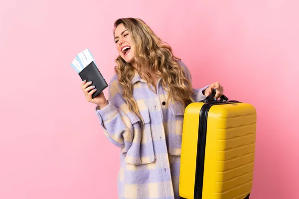 Jovem Brasileira Isolada Fundo Rosa Férias Com Mala Passaporte — Fotografia de Stock