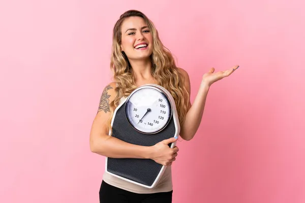 Mujer Brasileña Joven Aislada Sobre Fondo Rosa Con Máquina Pesaje — Foto de Stock