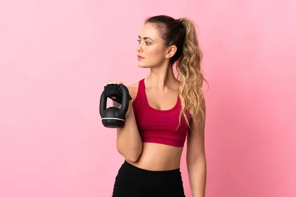 Jonge Braziliaanse Vrouw Geïsoleerd Roze Achtergrond Maken Gewichtheffen Met Kettlebell — Stockfoto