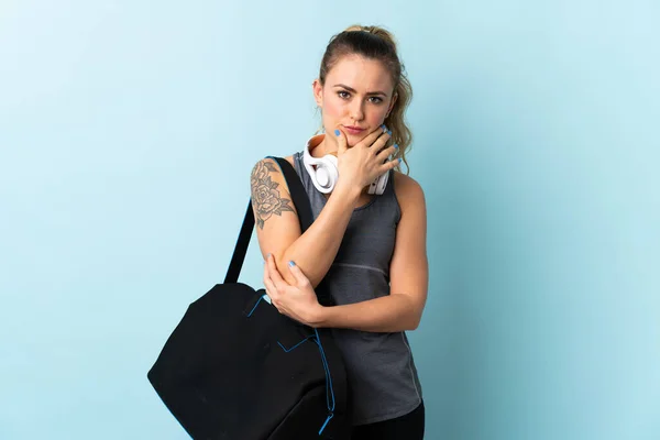 Jovem Esporte Mulher Brasileira Com Saco Esporte Isolado Fundo Azul — Fotografia de Stock