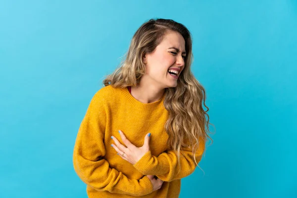 Joven Brasileña Aislada Sobre Fondo Azul Sonriendo Mucho —  Fotos de Stock