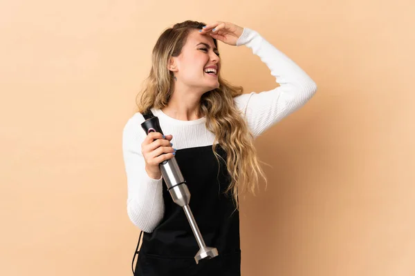 Jonge Braziliaanse Vrouw Met Behulp Van Hand Blender Geïsoleerd Beige — Stockfoto