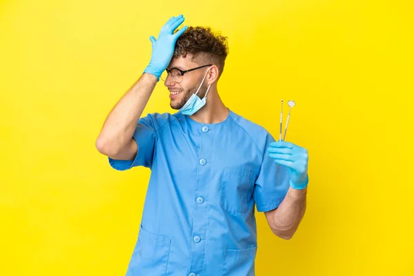 Dentista Loira Homem Segurando Ferramentas Isoladas Segundo Plano Percebeu Algo — Fotografia de Stock