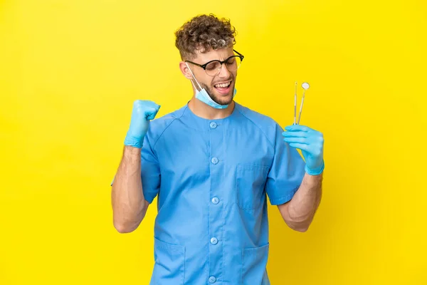 Dentista Loira Homem Segurando Ferramentas Isoladas Fundo Celebrando Uma Vitória — Fotografia de Stock