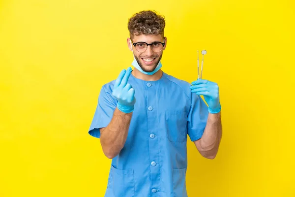 Dentista Loira Homem Segurando Ferramentas Isoladas Fundo Fazendo Gesto Dinheiro — Fotografia de Stock