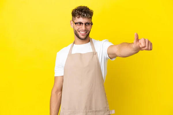 Restauracja Kelner Blondynka Człowiek Odizolowany Żółtym Tle Dając Kciuki Górę — Zdjęcie stockowe