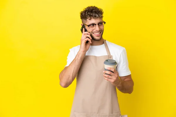 Restaurant Ober Blonde Man Geïsoleerd Gele Achtergrond Met Koffie Mee — Stockfoto