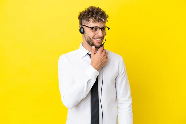 Telemarketer Blonde Man Werken Met Een Headset Geïsoleerd Gele Achtergrond — Stockfoto