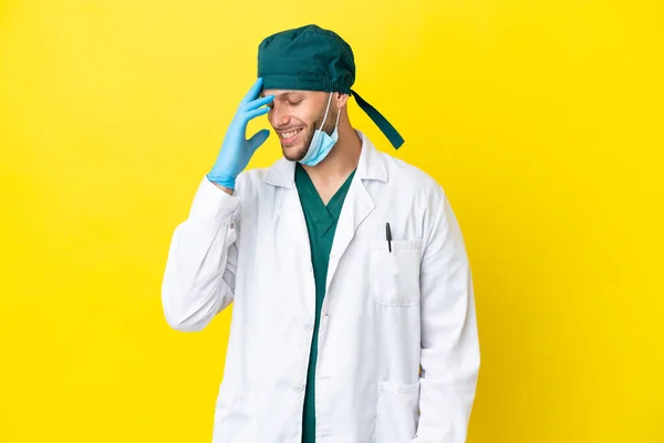 Cirurgião Loira Homem Uniforme Verde Isolado Fundo Amarelo Rindo — Fotografia de Stock