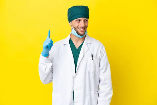 Χειρουργός Ξανθός Άνδρας Πράσινη Στολή Απομονωμένος Κίτρινο Φόντο Σκοπό Πραγματοποιήσει — Φωτογραφία Αρχείου