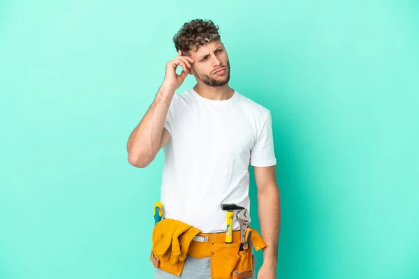 Jovem Eletricista Loira Homem Isolado Fundo Verde Com Dúvidas Com — Fotografia de Stock