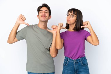 Genç çift soyutlanmış beyaz arka planda gururlu ve kendini aşktan tatmin etmiş.