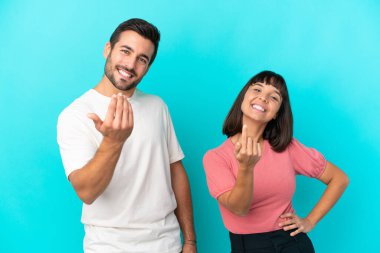 Mavi arka planda izole edilmiş genç bir çift birlikte gelmeye davet ediyor. Gelmene sevindim.