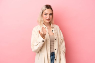 Pembe arka planda izole edilmiş genç beyaz kadın, bizimle gelmesi için davet ediyor. Gelmene sevindim.