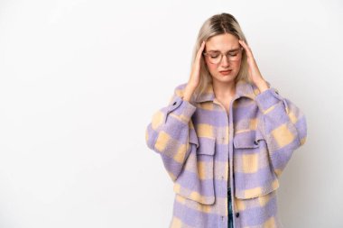 Beyaz arka planda başağrısı olan beyaz tenli genç bir kadın.