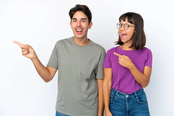 Casal Jovem Isolado Fundo Branco Isolado Apontando Dedo Para Lado — Fotografia de Stock